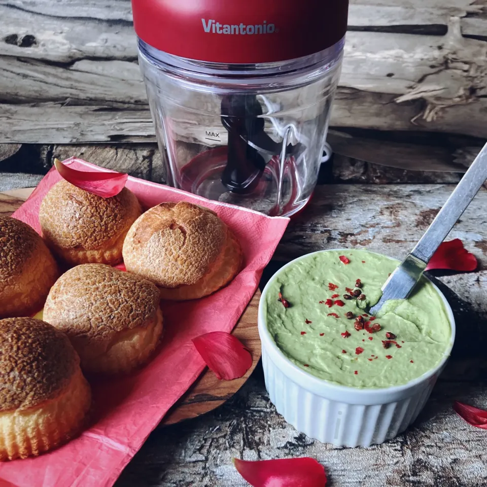 アボカドとクリームチーズのディップ ポップオーバーを添えて|izoomさん