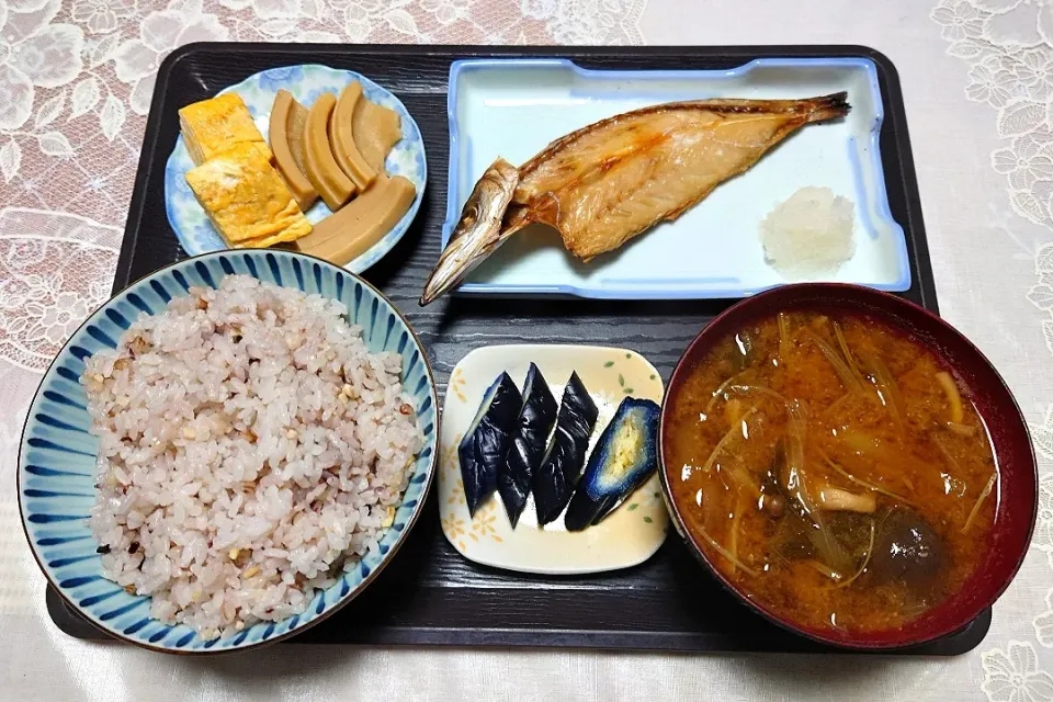 今日の朝ごはん（十六穀ごはんにカマスの開き、玉子焼き、筍の煮物、野菜とキノコのみそ汁、長茄子の浅漬）|Mars＠釜飯作り研究中さん