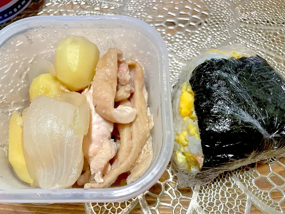 令和5年5月1日 鶏ムネ肉のレンチン煮物とおにぎり弁当|naomin.･*さん