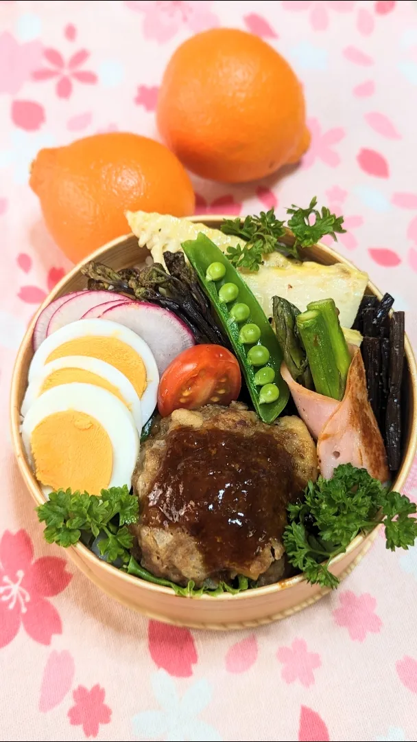 本日のお弁当〜。ハンバーグと山菜のバタ〜焼き弁当〜|f.1125beさん