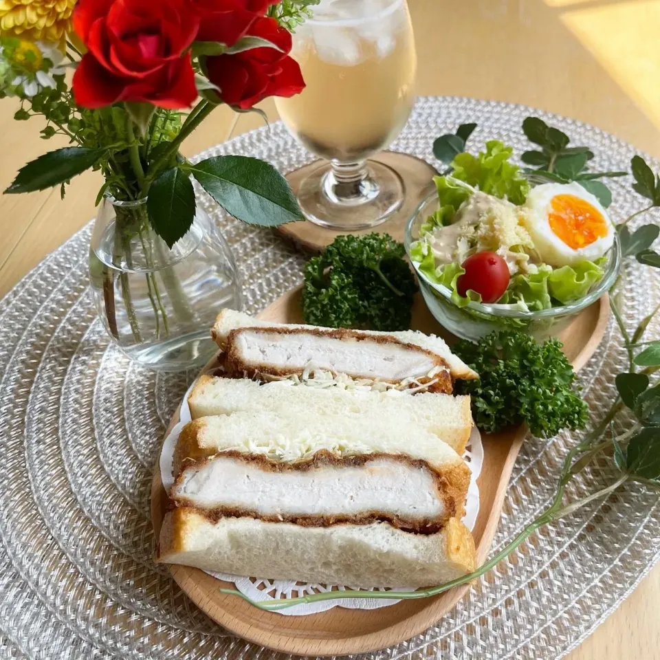 5/1❤︎厚切りロースかつサンドとグリーンサラダ🥗シードル🍸
今日から5月ですね🍃お天気も良く行楽日和☀️|Makinsさん