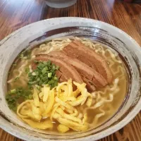 Snapdishの料理写真:沖縄市登川にある、にーぶんじゃーの三枚肉そば🌺|すず❤さん