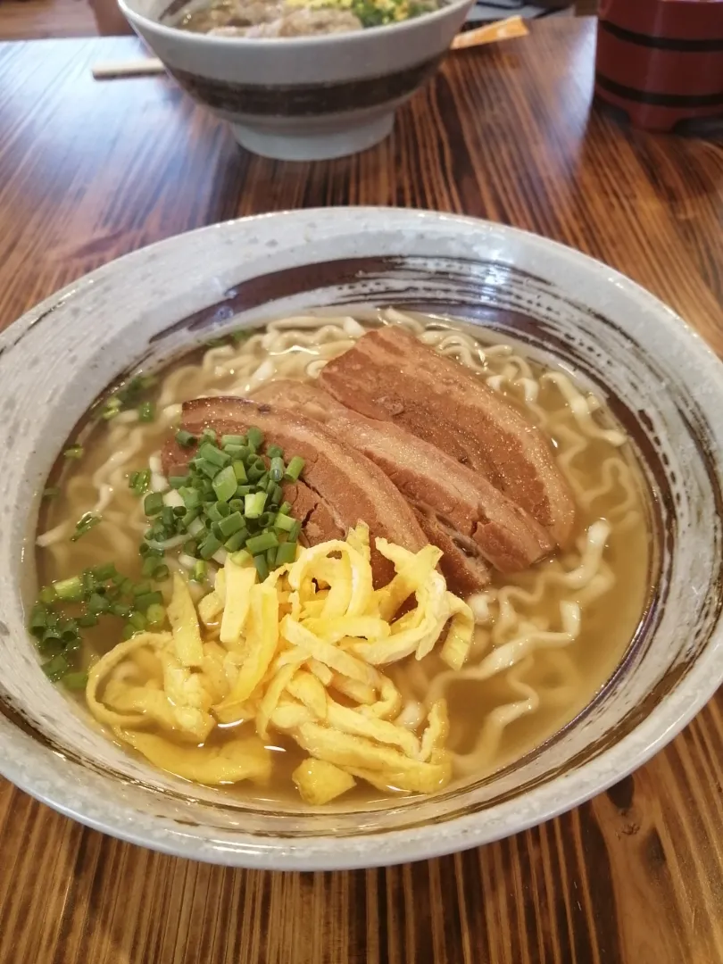 沖縄市登川にある、にーぶんじゃーの三枚肉そば🌺|すず❤さん