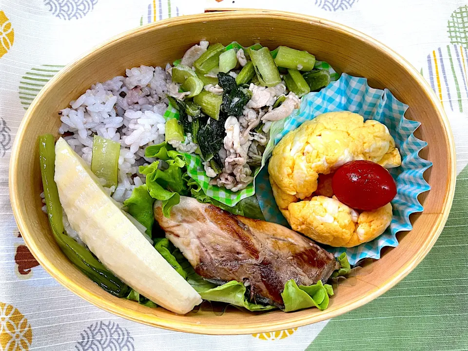 ブリの塩焼き、豚肉炒め、玉子焼きとタケノコの五穀ご飯🍱|なお🅿️さん