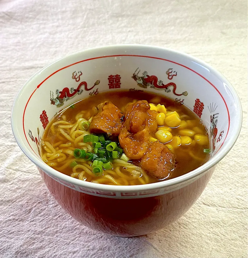 Snapdishの料理写真:インスタントラーメンに焼き鳥|かっちゃん杉さん