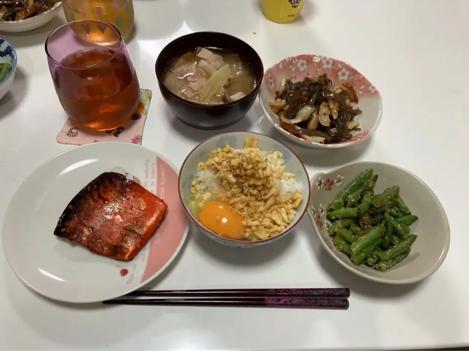 Snapdishの料理写真:晩御飯☆ちくわとこんにゃくの塩昆布炒め☆いんげんの胡麻和え☆鯖みりん☆みそ汁（キャベツ・しめじ・ベーコン）☆卵かけご飯|Saharaさん