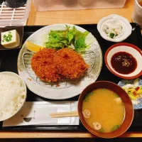 Snapdishの料理写真:限定5食　三元豚メンチカツ定食|コージ💫さん