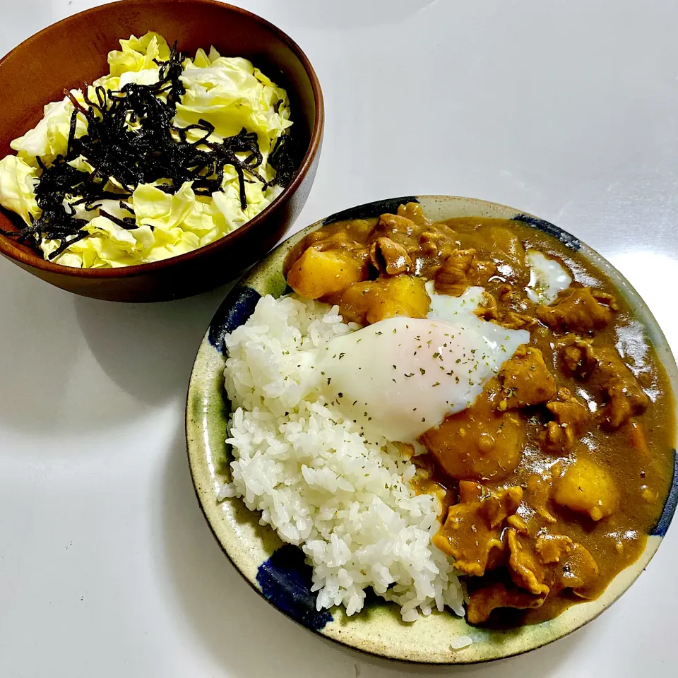 カレー温玉のせ、減塩塩昆布とたっぷりキャベツ！|akaneさん