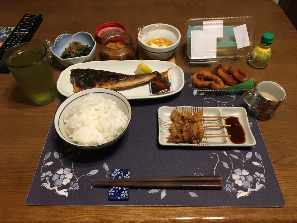 Snapdishの料理写真:しまほっけの塩焼き、パリパリ鶏皮串、イカリング唐揚げ(夕飯)|enarinさん