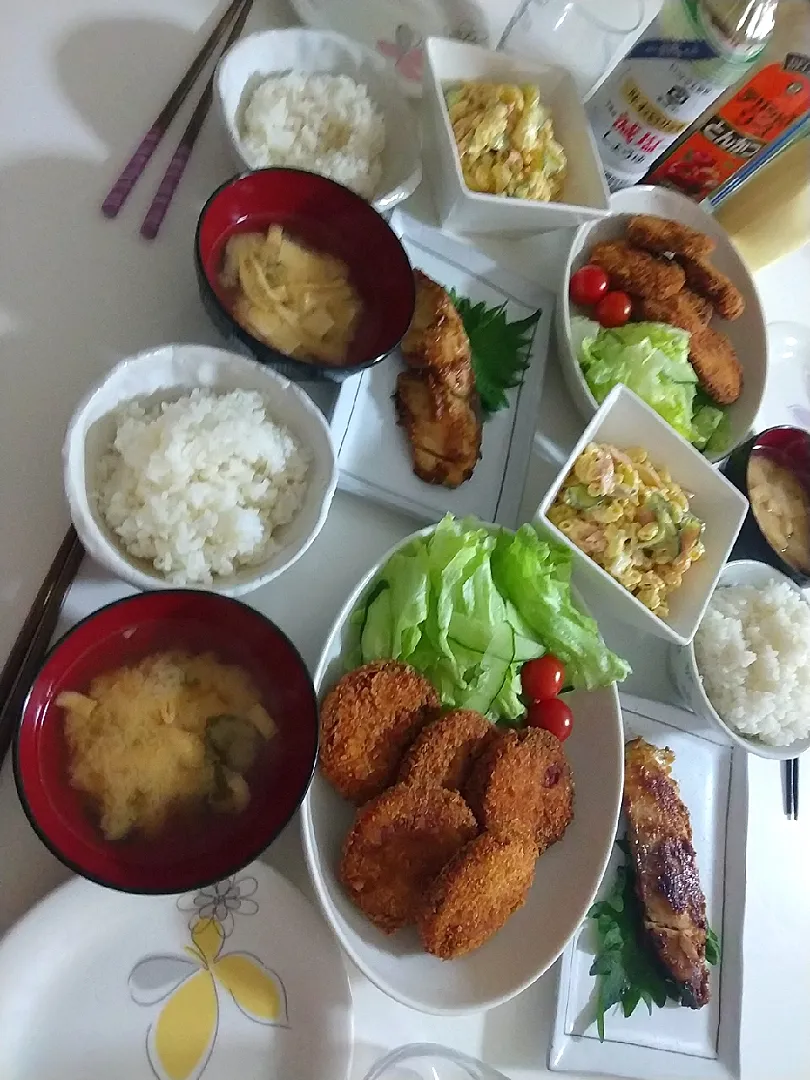 夕食(*^^*)
ハムカツ&サラダ🥗
サワラゴマ味噌焼き
マカロニサラダ
お味噌汁(豆腐、油揚げ、ワカメ)|プリン☆さん