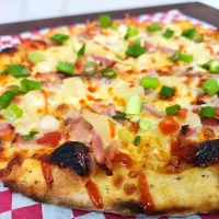 Snapdishの料理写真:Hawaiian Heat 
~ Sriracha sauce, blended cheeses, smoked ham, fresh pineapples, & fresh green onions 😋|Earl Pearsonさん