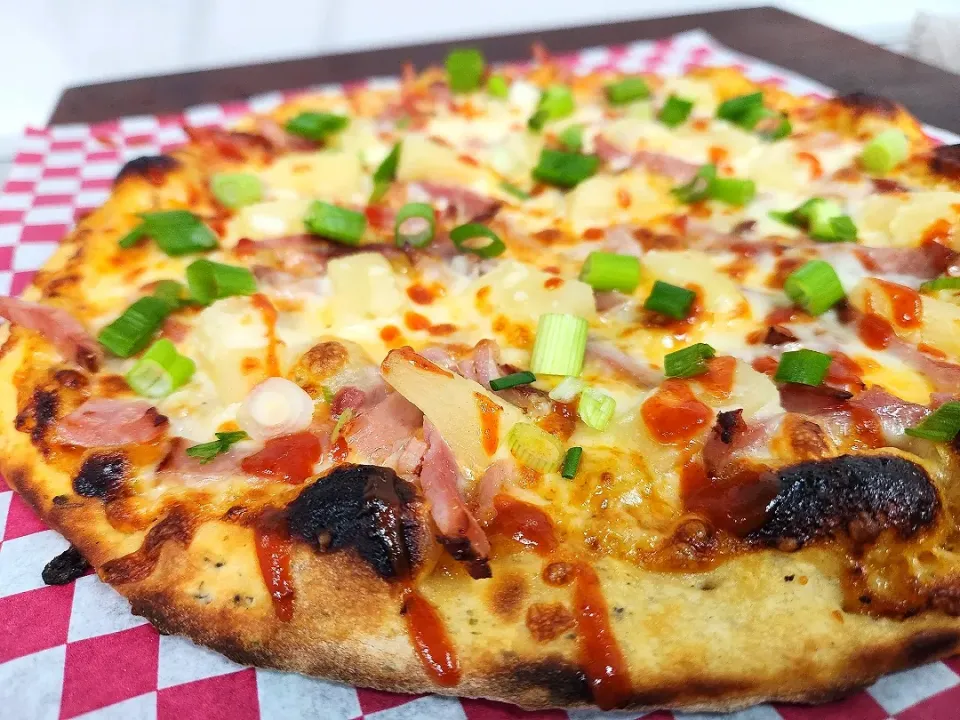 Hawaiian Heat 
~ Sriracha sauce, blended cheeses, smoked ham, fresh pineapples, & fresh green onions 😋|Earl Pearsonさん