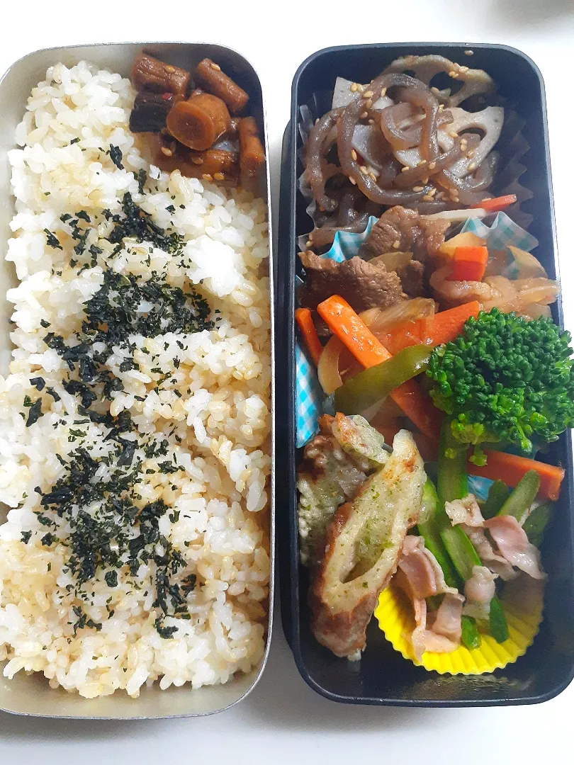 ☆中学生弁当☆玄米入り若芽ごはん、甘辛牛蒡、蓮金平、野菜、ブロッコリー、アスパラベーコン、竹輪磯揚げ|ｼｮｺﾗさん