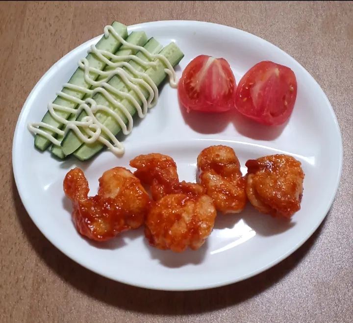 Snapdishの料理写真:ナナの料理　鶏肩小肉のガーリックケチャップ炒め
きゅうり
トマト|ナナさん