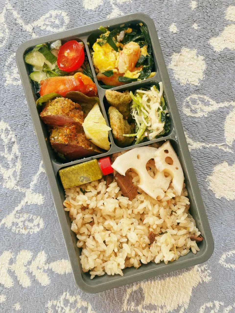 味付けイカ缶の炊き込みご飯のお弁当|とぴさん