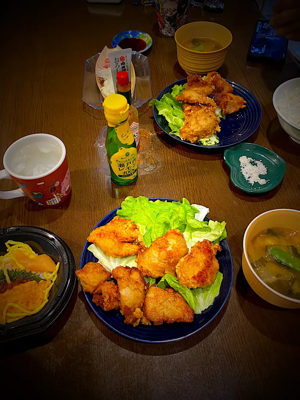 フライドチキン　サーモンとイクラ丼ぶり　わかめと豆腐のお味噌汁|ch＊K*∀o(^^*)♪さん