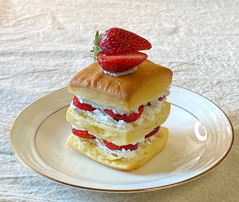 ホットビスケットでショートケーキ|かっちゃん杉さん