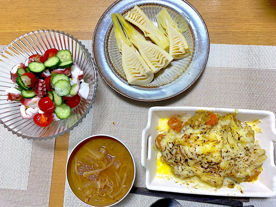 焼きカレー🍛、タコのマリネ🐙、茹で筍、新玉ねぎとえのきもやしの味噌汁|1614さん