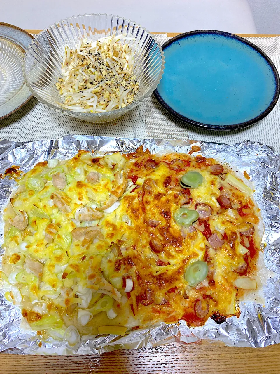 春野菜のピザ(筍とささみの味噌和風ピザ、筍とそら豆のトマトピザ)🍕、もやしの梅酢和え🌸|1614さん