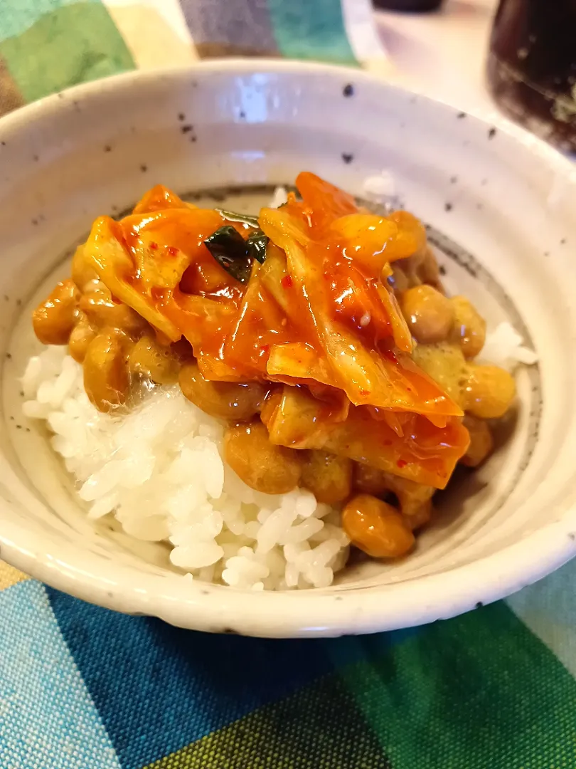 朝ごはんに！辛みそだれキャベツを納豆に乗せて🌟|めめさん