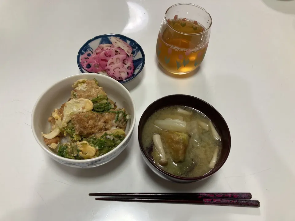 晩御飯☆カツ丼☆ゆかりれんこん☆みそ汁（白菜・揚げなす・しめじ）|Saharaさん