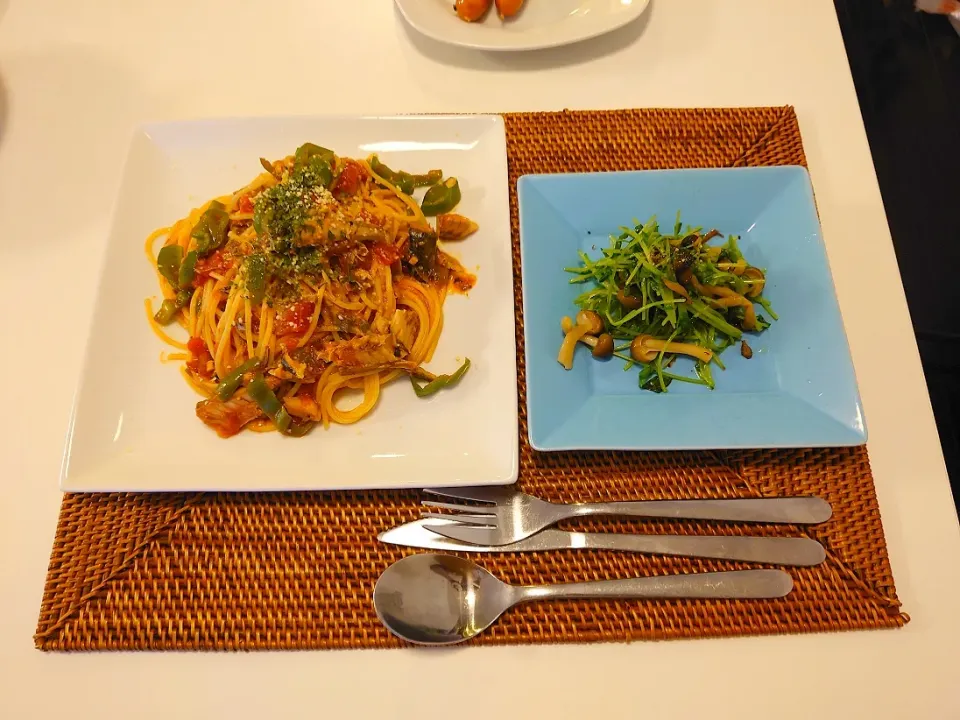 Snapdishの料理写真:今日の夕食　サバ缶トマトパスタ、豆苗塩麹炒め|pinknari🐰🌈さん