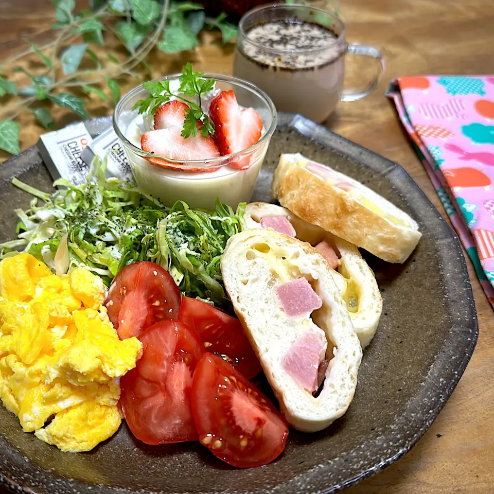 ベーコンチーズパンの朝食|くまちゃんさん