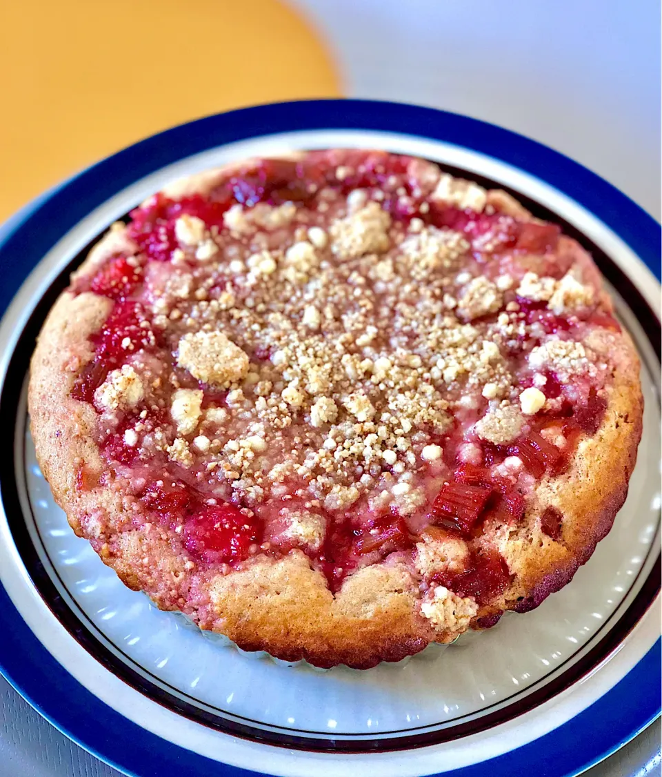 苺とルバーブのクランブルタルト🥧🍓🌿|わたげさん