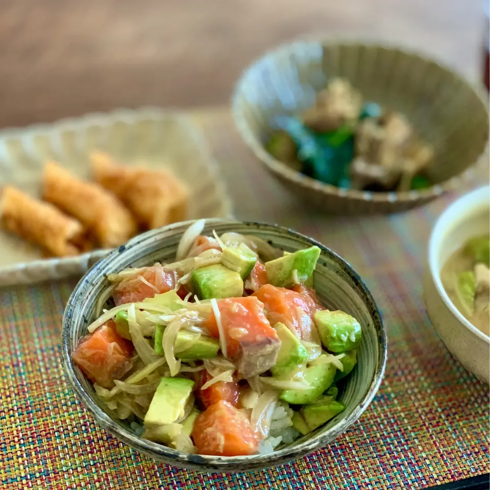 Snapdishの料理写真:サーモンアボカド丼|ぺんぎんさん