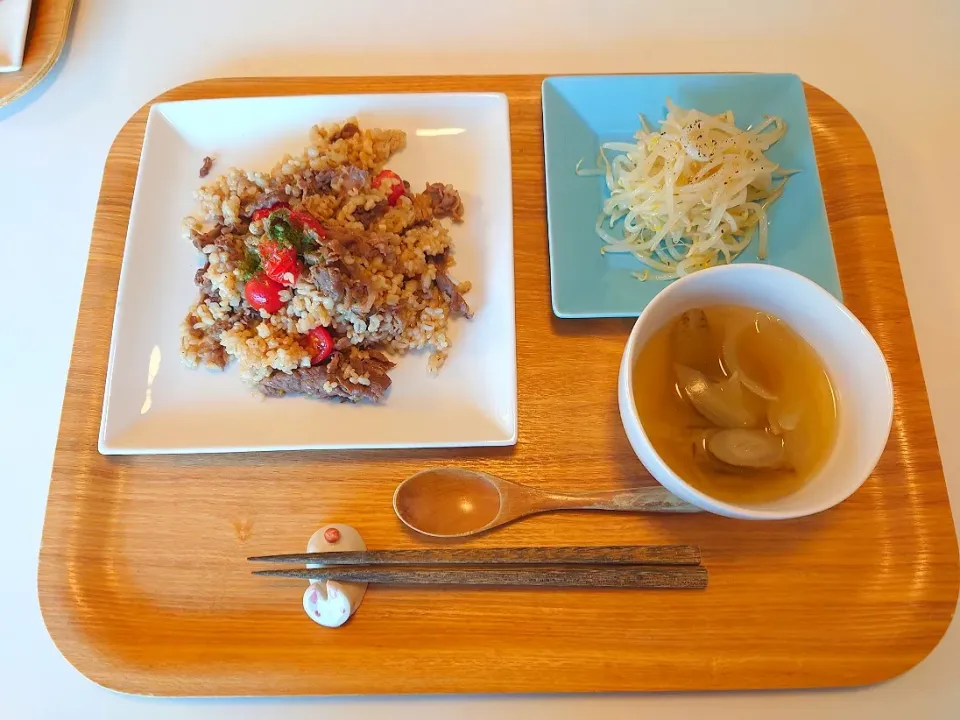 今日の夕食　牛肉とミニトマトのガーリック炒飯、もやしサラダ、ごぼうスープ|pinknari🐰🌈さん