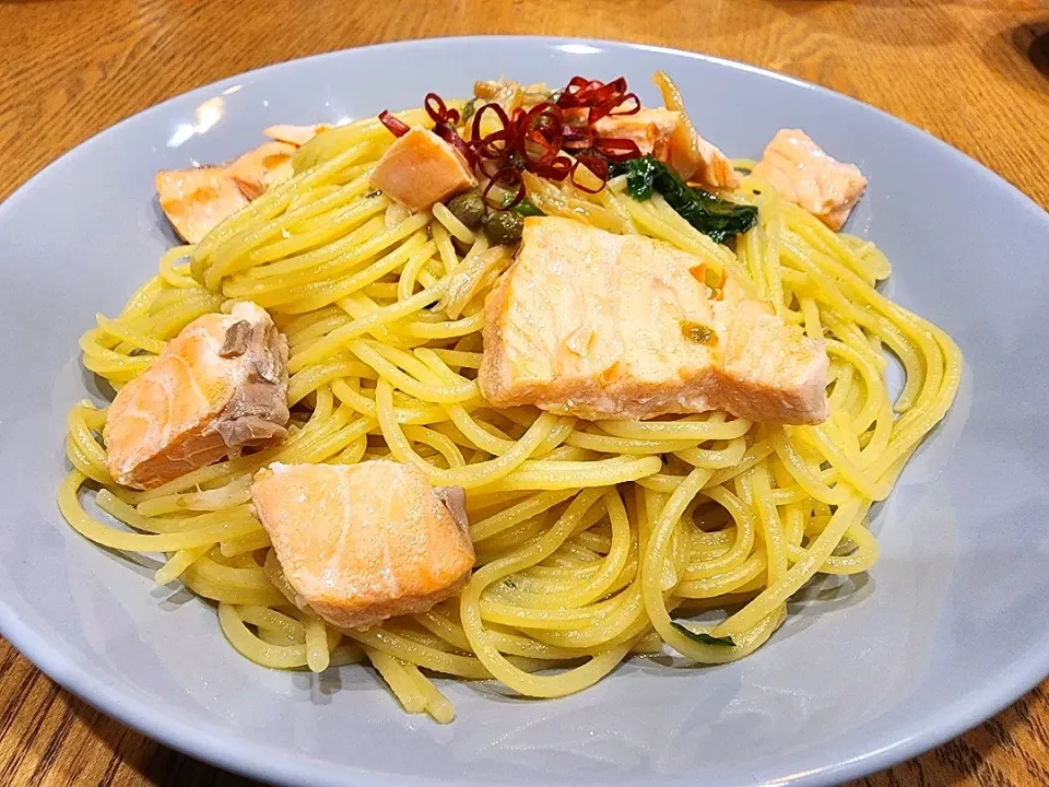 Snapdishの料理写真:Spaghetti con aglio olio e peperoncino e salmone

サーモンのペペロンチーノスパゲッティ|Masahiko Aasanoさん