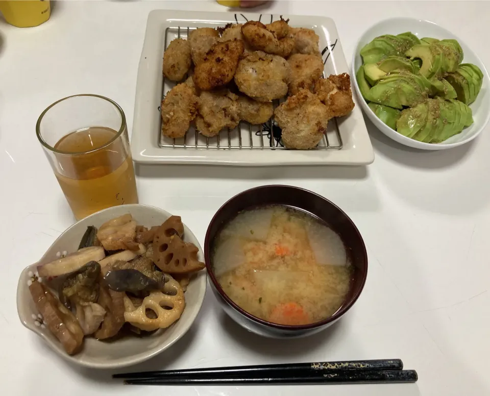 晩御飯(*´ω`*)☆アボガドのワサビ醤油☆梅しそチキン☆揚げ茄子とれんこんの甘酢☆みそ汁（大根・人参・あおさ）|Saharaさん