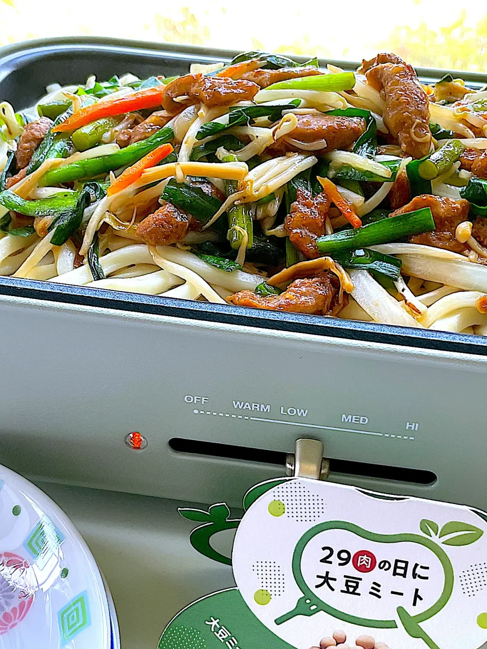 大豆のお肉でニラもやし炒め〜うどんにのせてみた😄|サミカさん