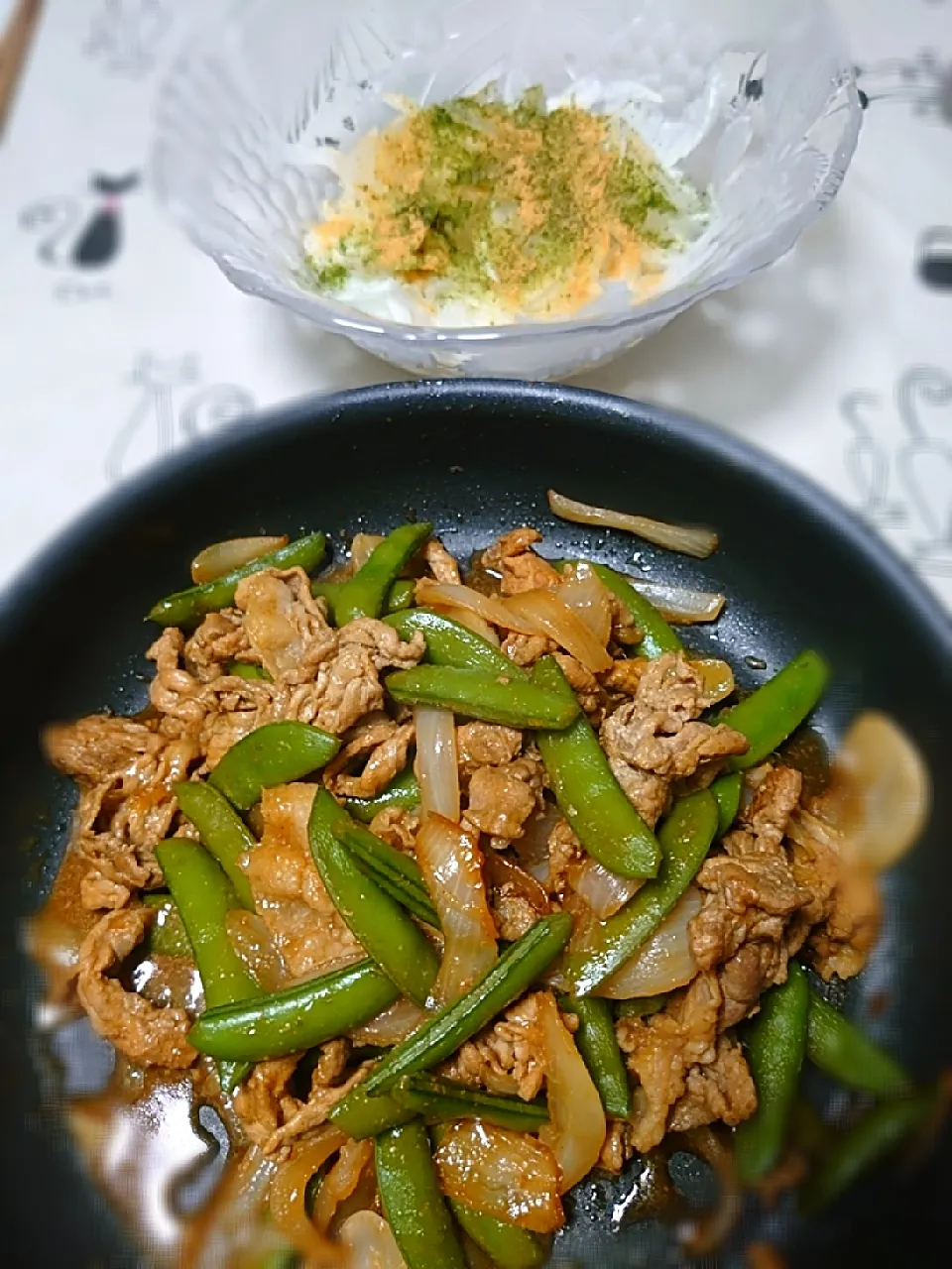 玉ねぎとスナップえんどうのスパイシーソース肉炒め&新玉ねぎの青のりと鰹だしパウダーのポン酢サラダ|オーリーさん