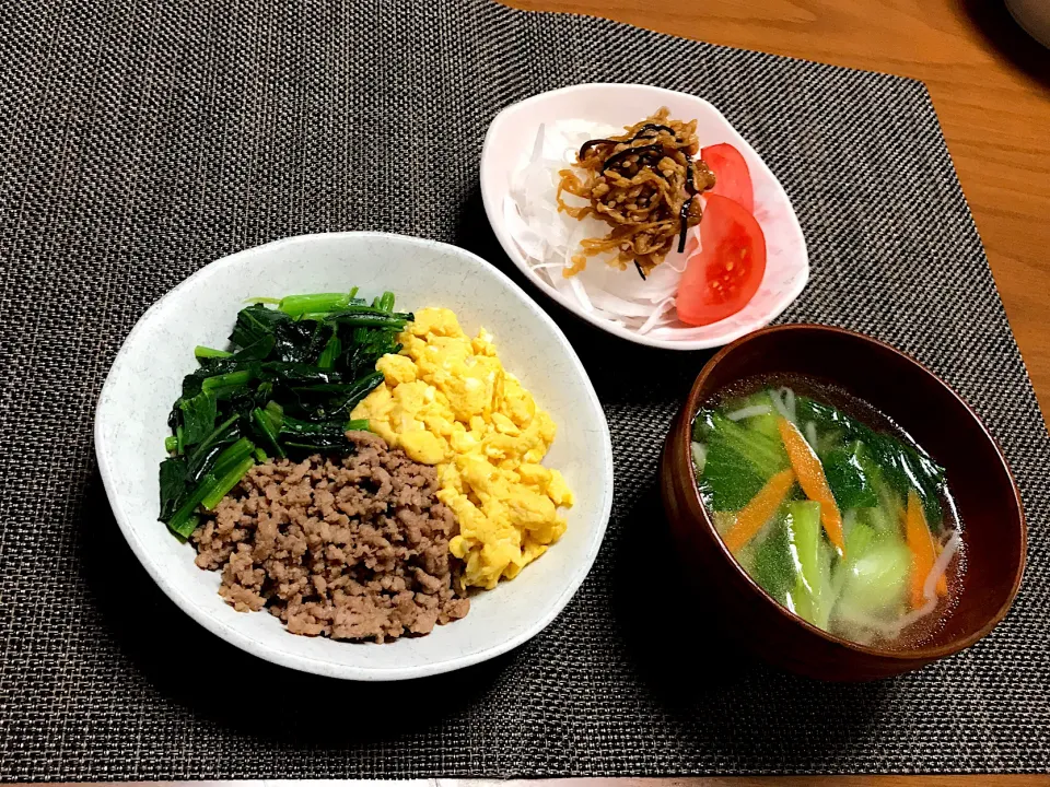 三色丼(そぼろ、卵、ほうれん草)|柚子きりかさん