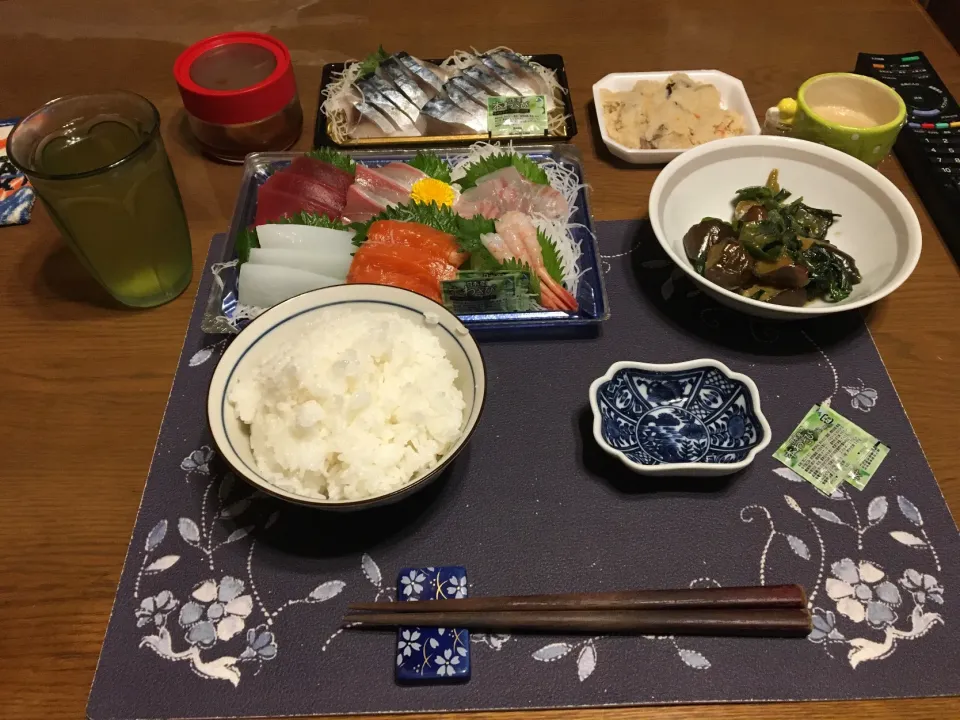 Snapdishの料理写真:刺身6点盛り、しめ鯖、なす味噌炒め(夕飯)|enarinさん