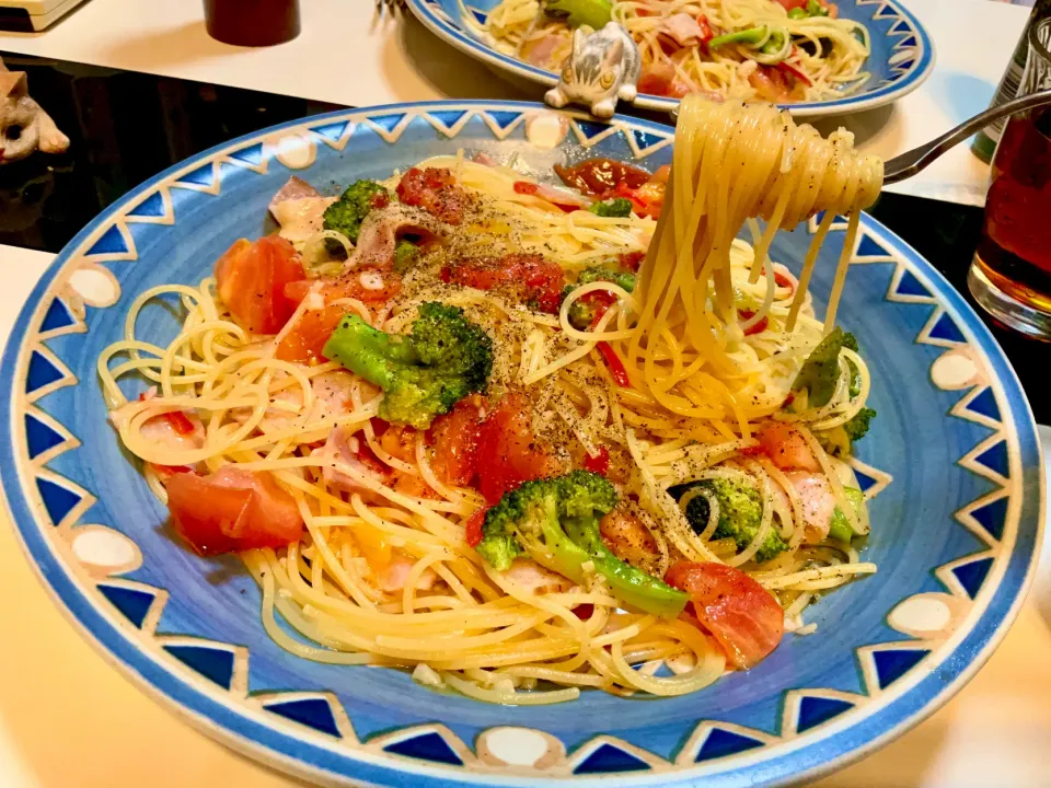 Snapdishの料理写真:ベーコン🥓とブロッコリー🥦とトマト🍅とパプリカ🫑のオイルパスタ。
唐辛子🌶️は使ってないのでペペロンチーノではありません。
コショウビンビンで！^_^|Takeshi  Nagakiさん