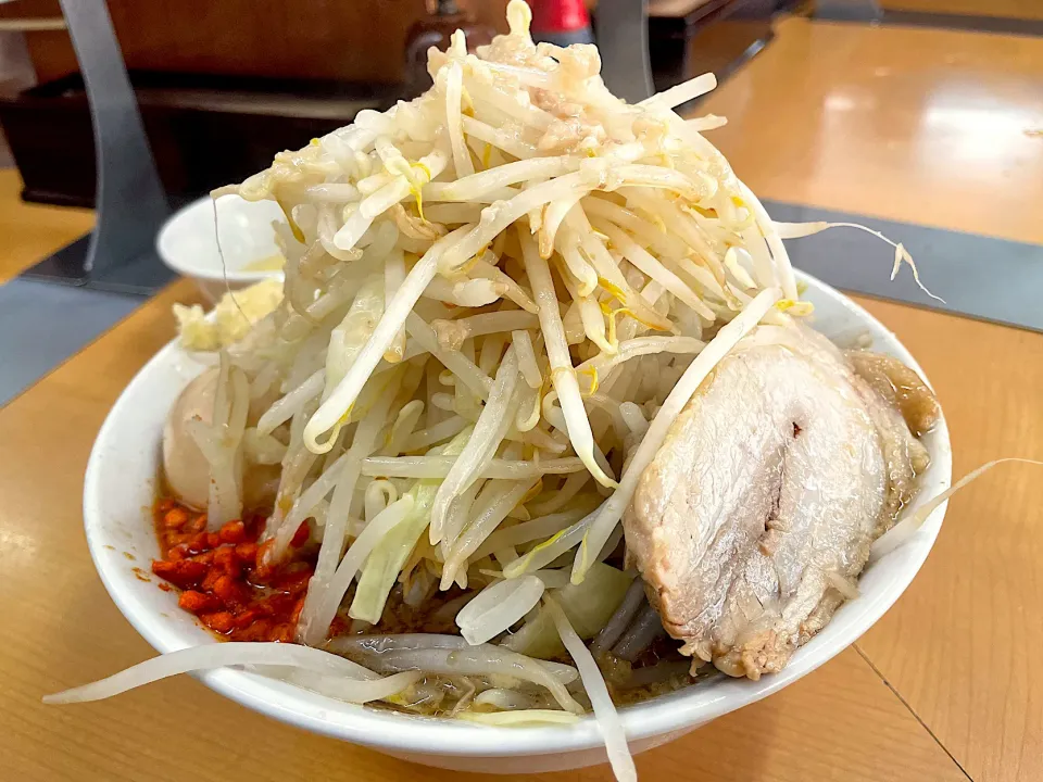 まるとくラーメン（ヤサイ・ニンニク・アブラ・カラメ・タマネギ・辛揚げ）|とみさんさん