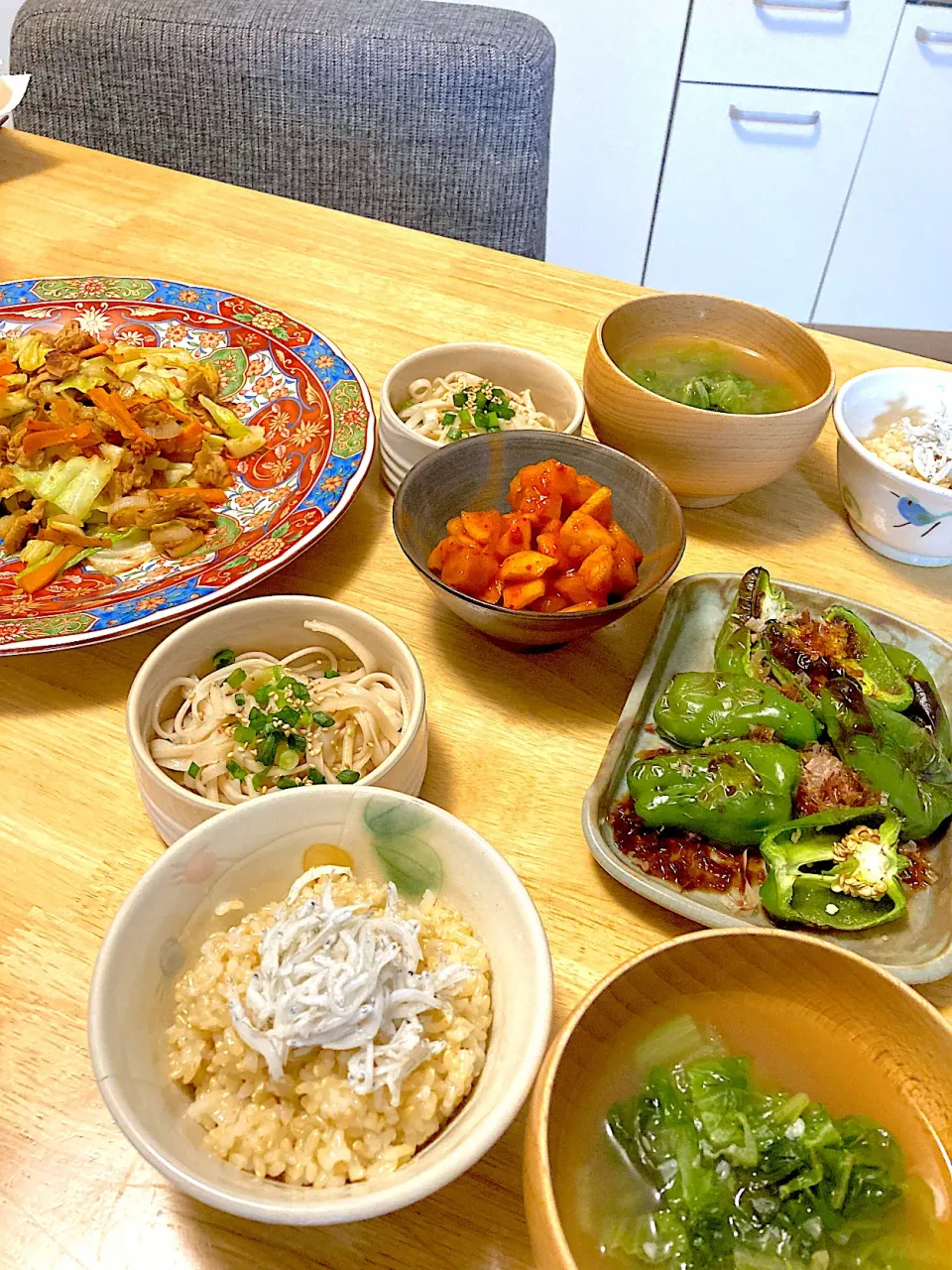 大豆のお肉とキャベツの旨辛ニンニク味噌炒め、カクテキ、ミニ稲庭ぶっかけうどん(テレビ観て食べたくなった！)、焼きピーマン🫑(おかか黒酢)、サニーレタスの生姜スープ、発芽玄米ご飯にしらす載っけ˛˛ꉂ ೭(˵¯̴͒ꇴ¯̴͒˵)౨” ｵﾂｶﾚ~✩⃛˖°|さくたえさん