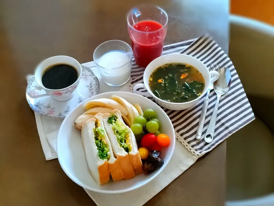 朝ごはん♡
卵サンドイッチ、ワカメスープ|アカネ💖さん