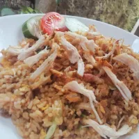 Snapdishの料理写真:nasi Goreng Ayam Suwir|Tika Lestariさん