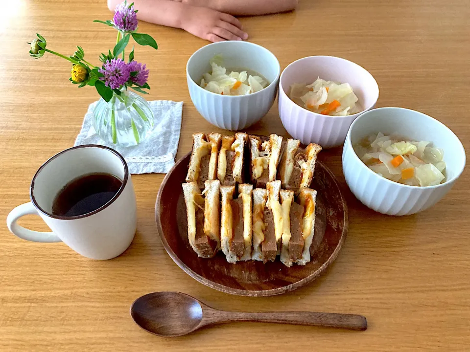 Snapdishの料理写真:＊チーズハンバーグHOTサンド🥪＊|＊抹茶＊さん