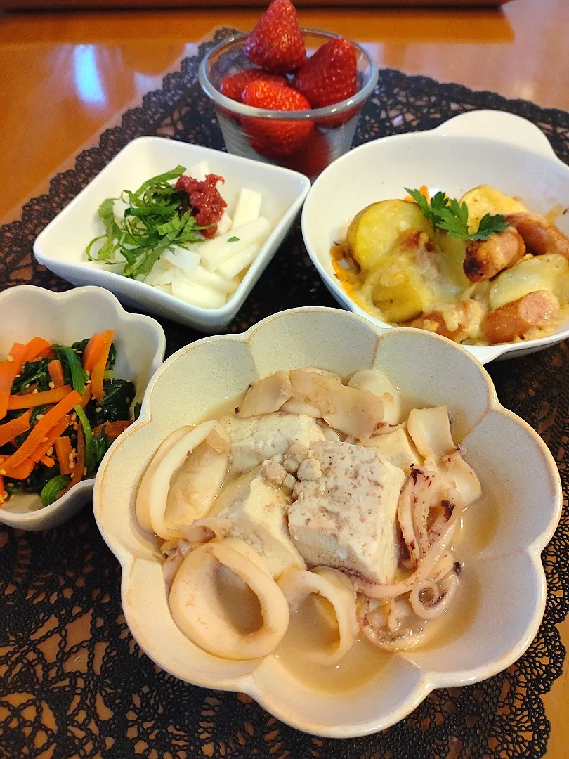 ☆イカと豆腐の煮物
☆ウインナーとじゃがいものチーズ焼き
☆ゴマ和え
☆長芋短冊
☆古都華🍓|chikakoさん