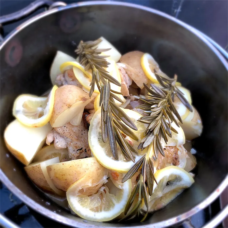 Snapdishの料理写真:キャンプめし 鶏の香草焼き✖️レモン焼き？|Hiro Yanさん