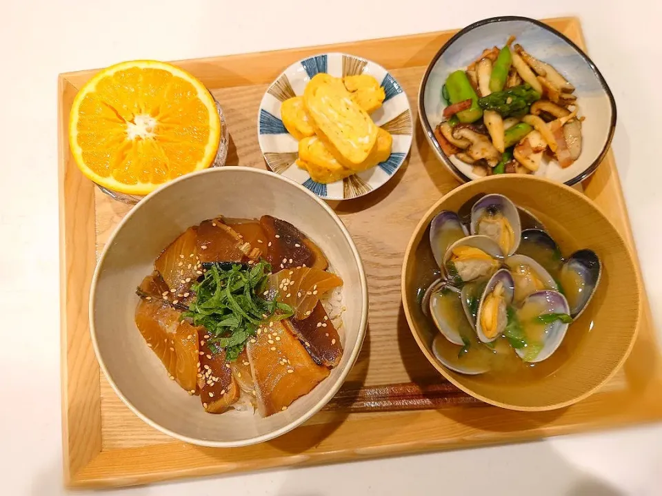 漬け丼、アサリの味噌汁、きのことアスパラとベーコンのソテー、だし巻き卵、オレンジ|sorsmdさん