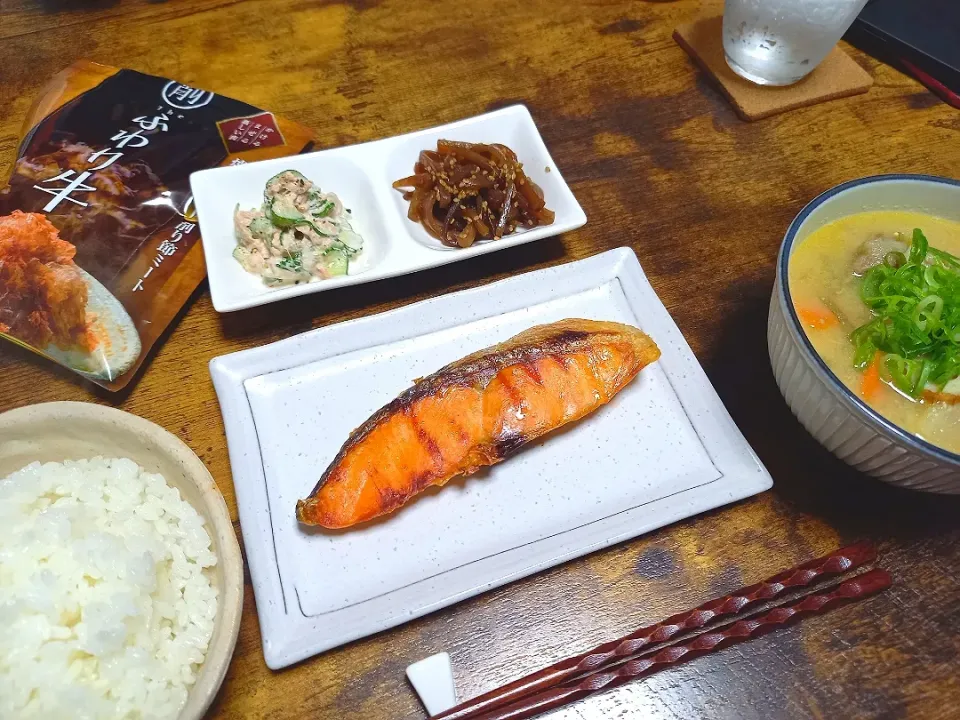 ・焼き鮭
・こんにゃくのきんぴら
・ツナサラダ
・豚汁|ちりさん