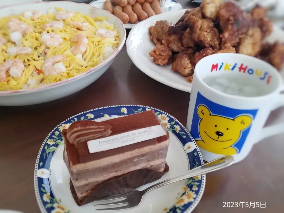 Snapdishの料理写真:2023年5月5日の昼ご飯
唐揚げ
ウインナー
ちらし寿司
チョコレートケーキ
焼酎水割り|ソラ♂のご飯さん