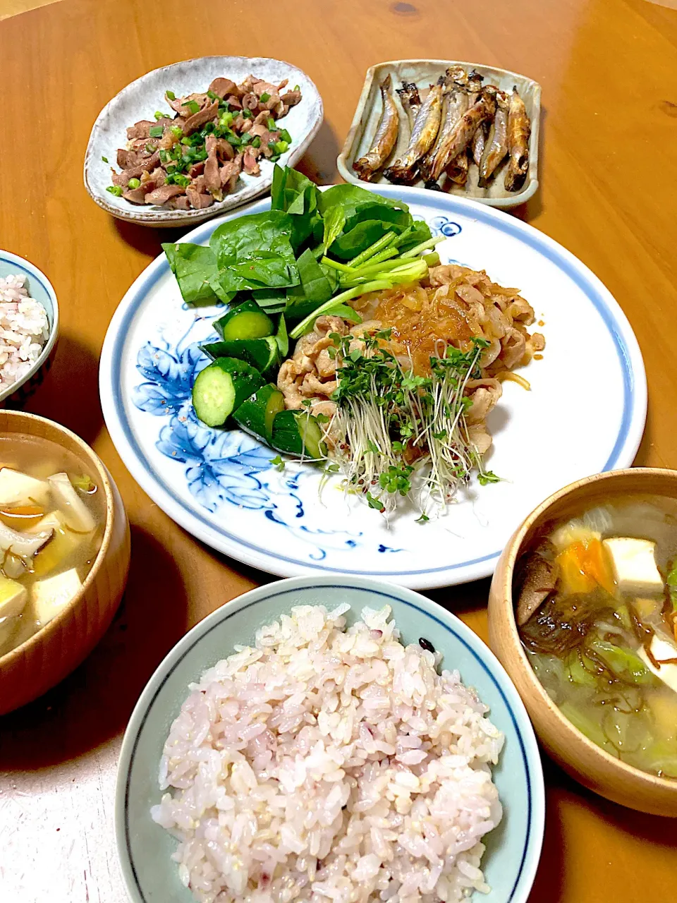 Snapdishの料理写真:豚の生姜焼き♡砂ずり柚子胡椒炒め♡焼きししゃも♡もずくとレタスのスープ♡赤米ご飯|さくたえさん