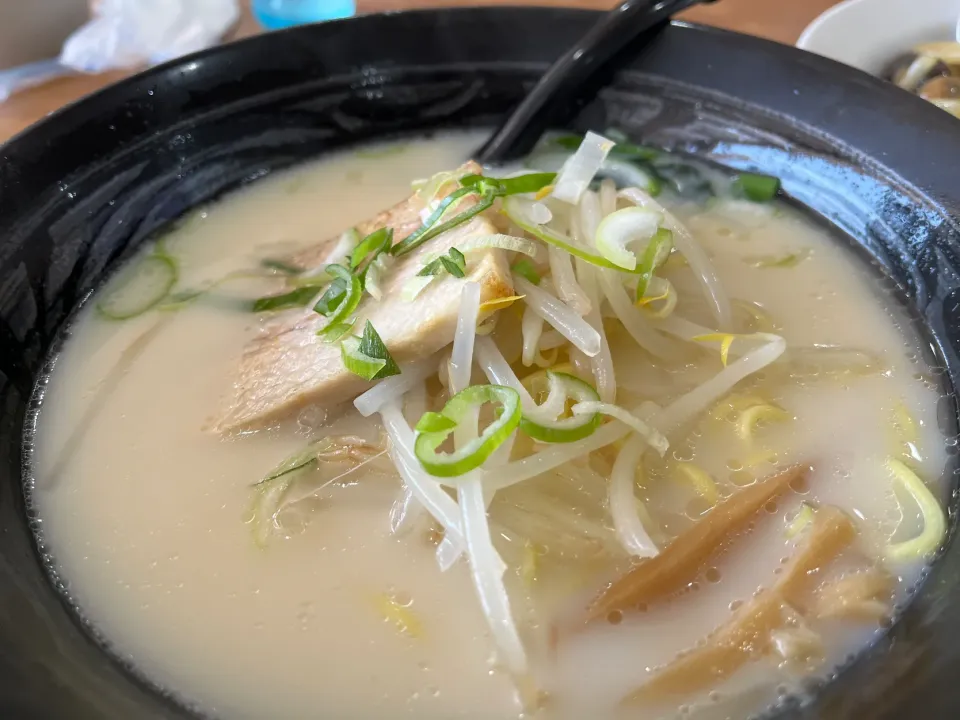 台湾🇹🇼レストランで豚骨ラーメン|Mikoshiba Kazutoshiさん