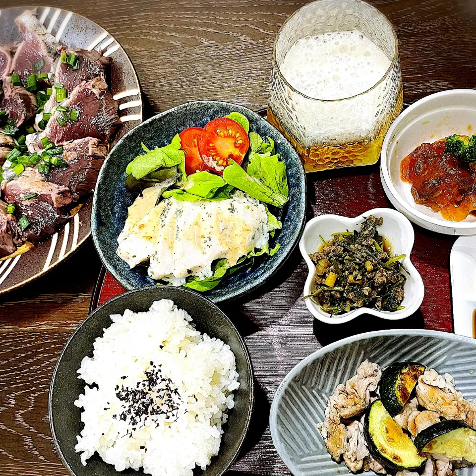 ズッキニーと豚肉の炒め物&人参葉🥕とひき肉の甘辛炒め&サラダチキンのサラダ&鰹のたたき|mocoꕤ*.゜さん